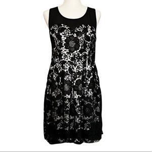 NWOT - lace appliqué dress